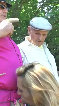 Milf gangbanged con dos viejos pervertidos al aire libre