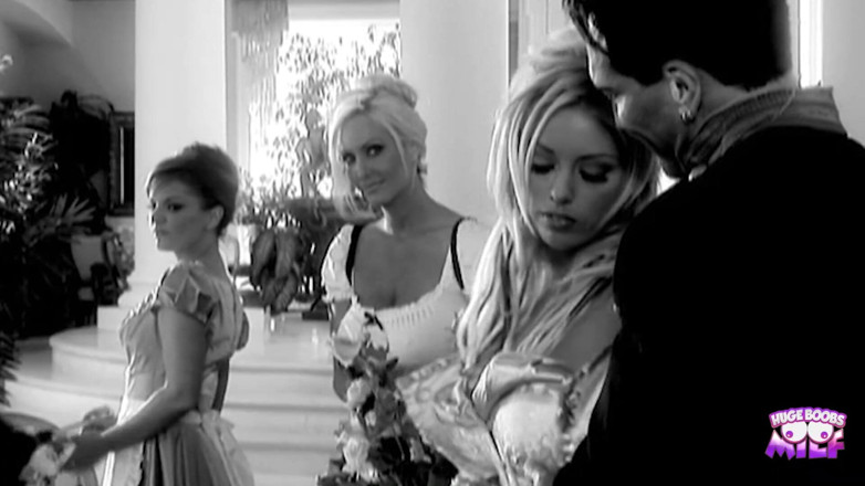 Huge Boobs MILF: Esse cara é casado, mas gosta de foder uma empregada enquanto...