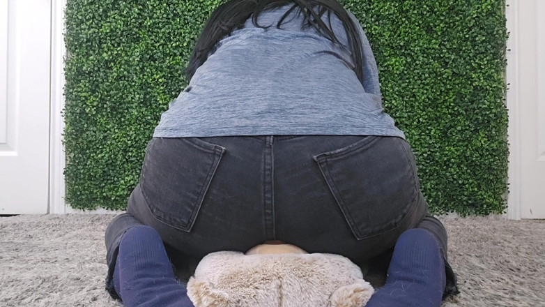 Julia Ryan: Face Farting on My Teddy