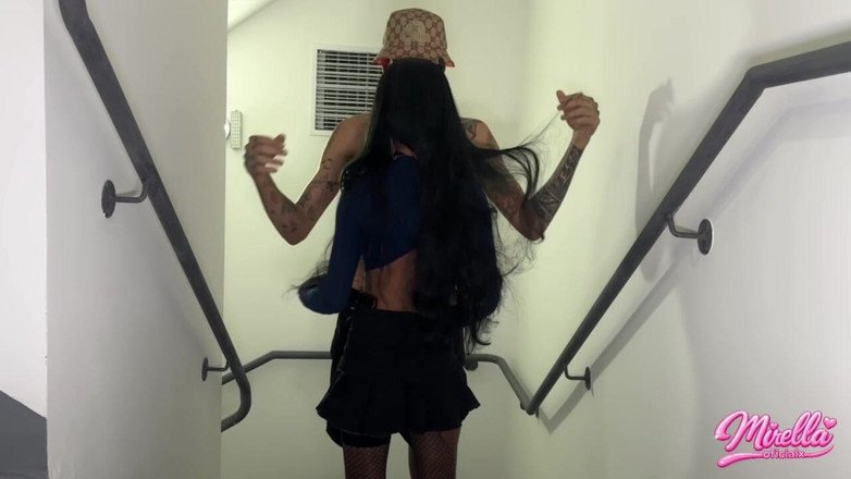 Mirellaoficialx: Dei Gostoso Pro Vizinho Nas Escadas Do Condomínio