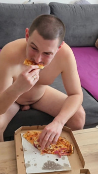 Comiendo Pizza Y Viendo Televisión Completamente Desnudo