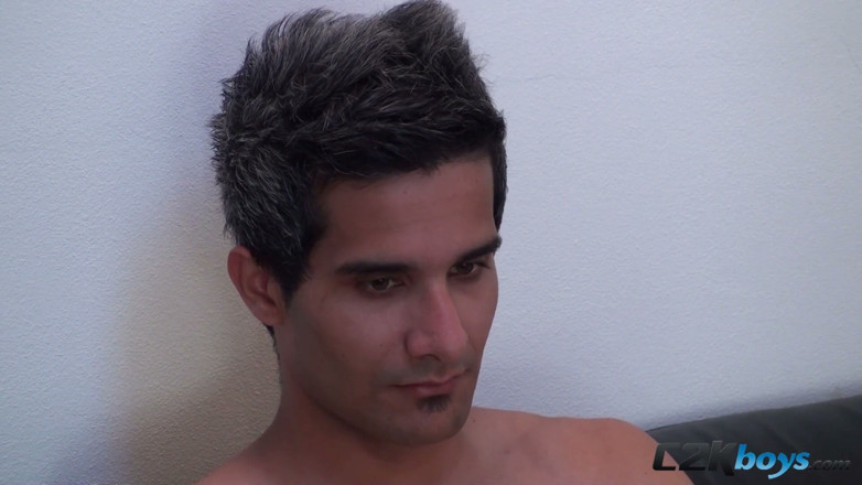C2K Boys: Gino lässt sperma in solo-masturbations-video seinen haarigen schwanz tropfen