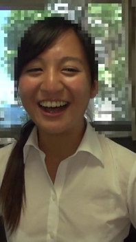 新兵服の裏に輝く笑顔。優雅な美女が秘密の一面を明かす -パート1