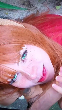 美丽的不羁红发女郎吸吮并含在嘴里