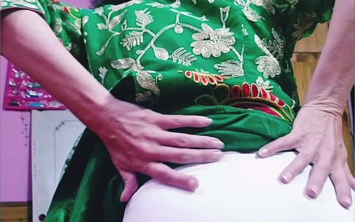 Bolly Karma: Une MILF oublie sa solitude avec une grosse bite noire