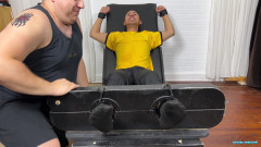 Ticklish Chubs: Javier gıdıklanıyor ve emiliyor!
