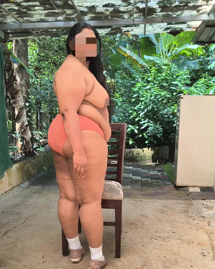 Anne Ipe: Pulchna indyjska dziewczyna w Black Jack całkowicie rozbiera się do...