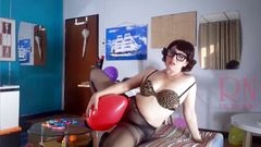 Regina Noir: 사무실 집착, 사무실에서 벌거벗은 비서가 나일론 팬티 스타킹을 입고. 밀프 비서 팬티 스타킹.