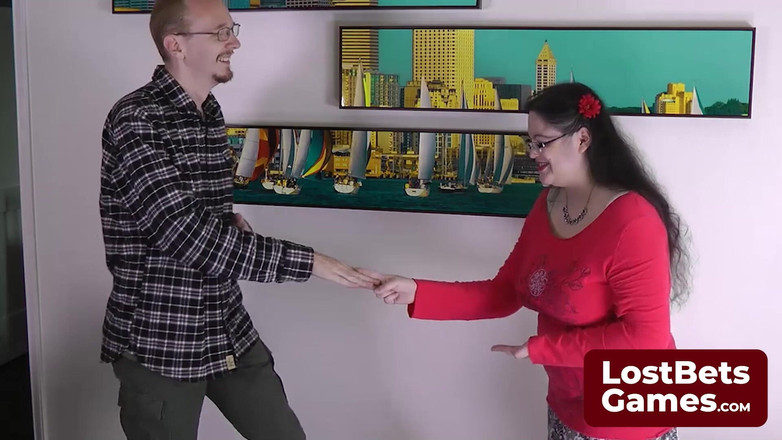 Lost Bets Games: Do striptýzových papírových nůžek se ponoří s opravdovým nadšením