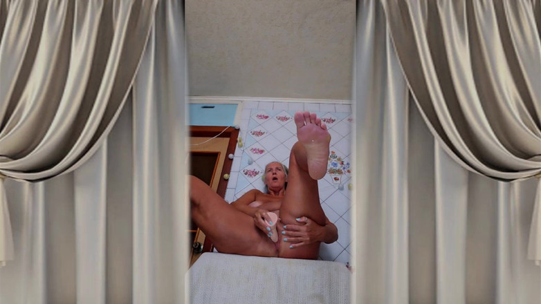 Lukerya: Starší Žena Masturbuje V Kuchyni.
