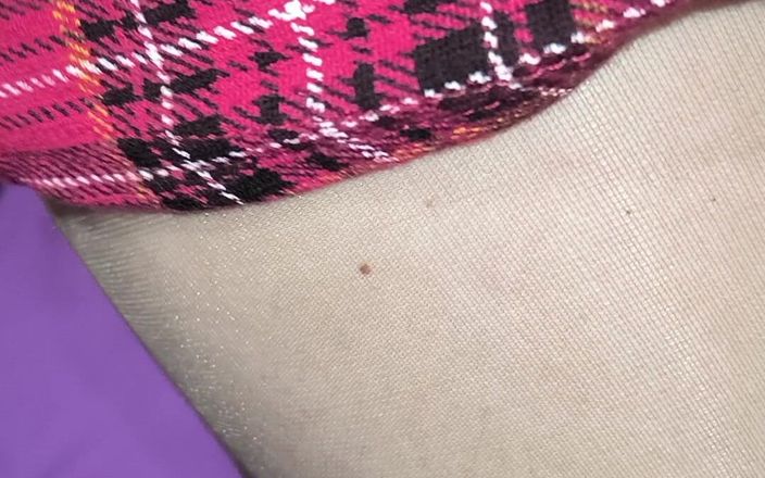 PantyhoseJuicyCummer: Pula uriașă tare a fetei efeminate explodează prin ciorapii strălucitori...