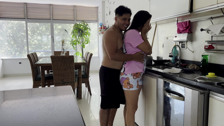 Roxxan: 의붓여동생이 약혼자와 섹스하는 것을 의심하는 바람난 남편