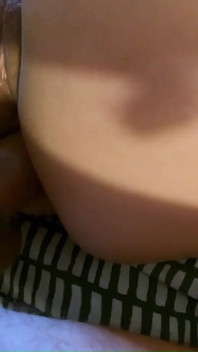 Извращенная пара с большой задницей в чулках-сеточках, чулках фигуристая милфа-шлюшка развлекается анальным развлечением в видео от первого лица