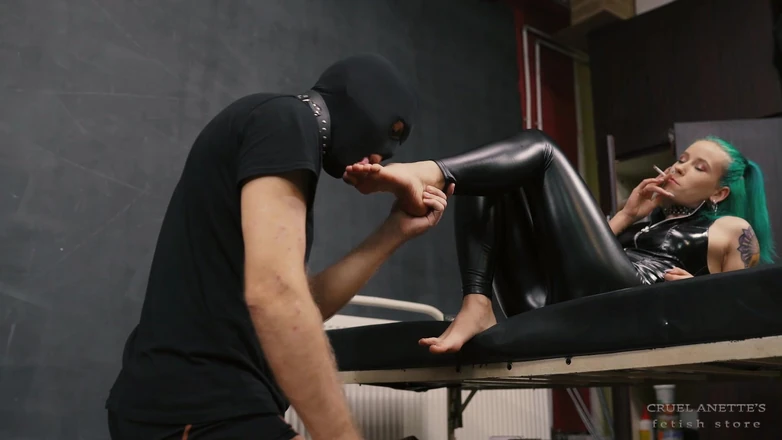 Cruel Anettes fetish world: 그녀의 발이 그의 입에