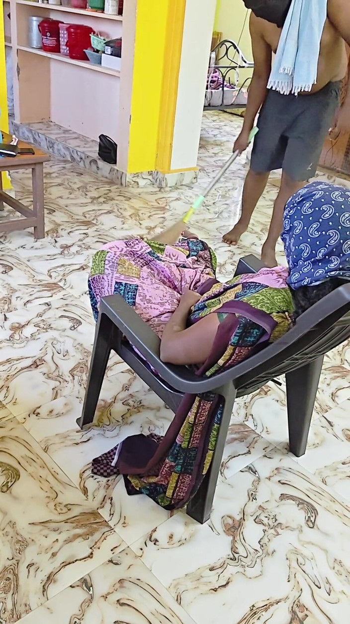 Thesana: Masaje de piernas de sirviente masculino sumiso