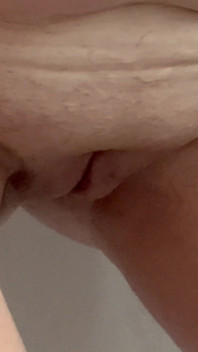 Chubby MILF Shaves Pussy