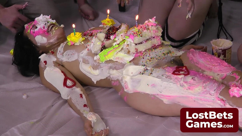 Lost Bets Games: Joyeux anniversaire est chanté, et le jeu de strip-tease torange...