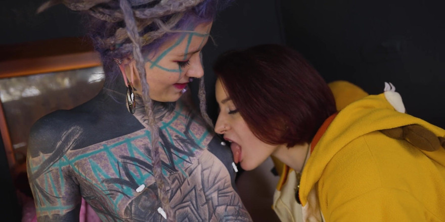 Miss Flora: Pertarungan bantal &amp; seks lesbian bareng anuskatzz