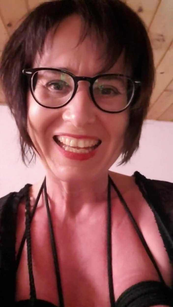 JulieEroticDress: Julie sculaccia e schizza fortemente