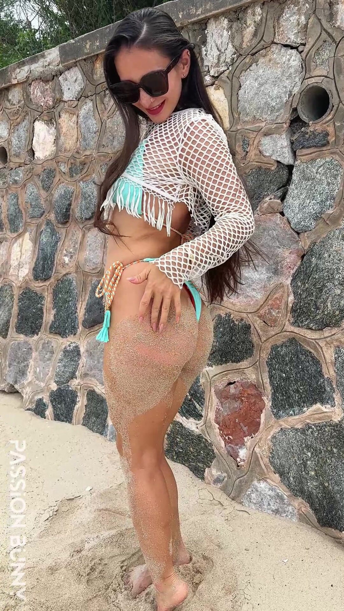 PassionBunny: Schoonheid Bikiniplezier En Sexy Dans Op Het Strand