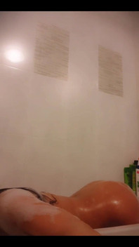 Culo gustoso aspetta nella vasca da bagno