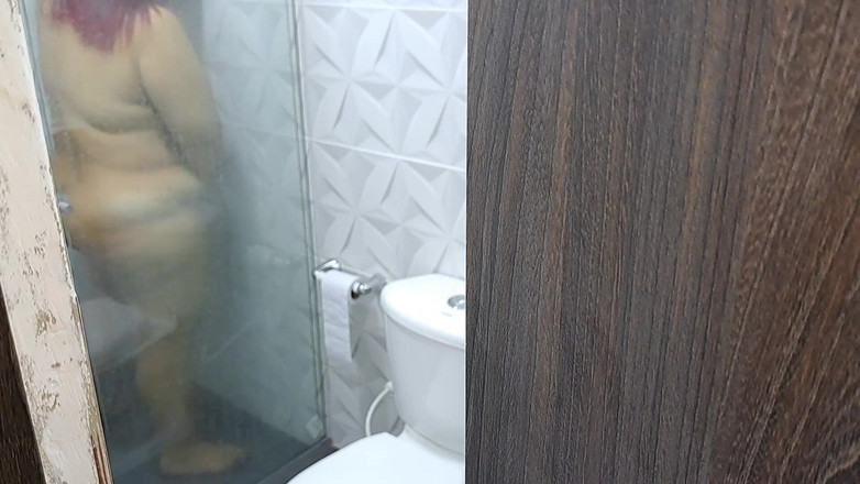 Duvan: Meine Stiefmutter Masturbiert Im Badezimmer