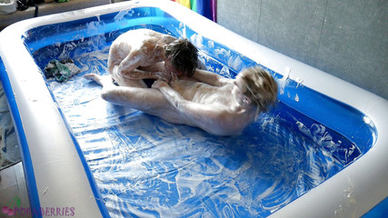 Ethan Alex: Pěnový zápas a anální sex bez sedla v bazénu!