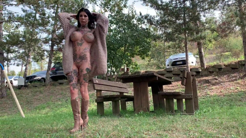 Megan Inky: पार्क पर कपड़े उतारना