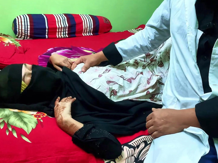 Riya Chowdhury: Doctorul s-a futut tare cu pacienta lui sexy și s-a simțit...