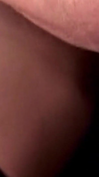 Avalage de sperme dégoulinant - une MILF supplie avec la langue