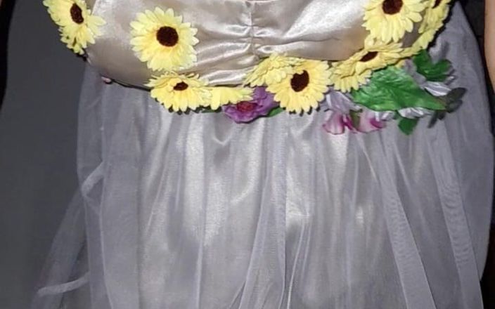 Naomisinka: Мастурбирую в симпатичном платье подружки невесты