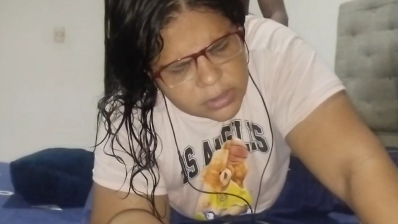 Adribella69: Me quedo sola con el gran culo de mi hijastra...