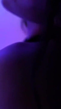 Tatuerad stripdansare onanerar i hotellrummet