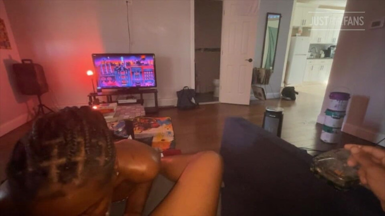 Lauryndrill: Adorando sua carne e pés