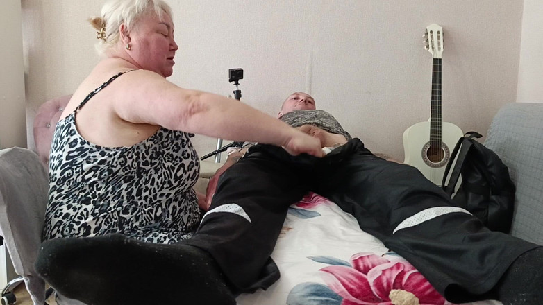 Zona901: Stiefmutter kam, um blowjob zu geben, um eine portion sperma...