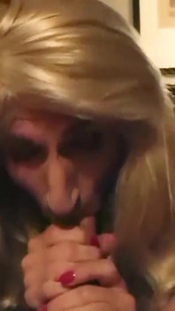 Mogen blond TV Kacy suger en kuk