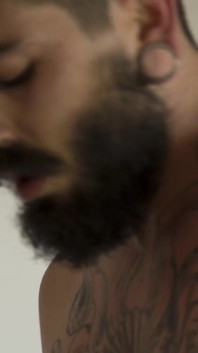 쓰리섬에서 침을 뱉는 핫한 문신 십대