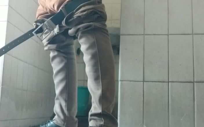 Tamil 10 inches BBC: Typ wichst seinen riesigen schwanz im badezimmer