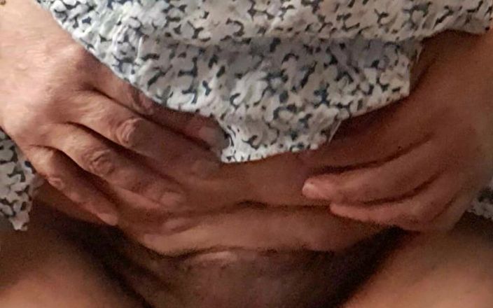 Mommy big hairy pussy: अपनी पोशाक के नीचे सौतेली मम्मी की मोटी, बालों वाली चूत दिखा रही है