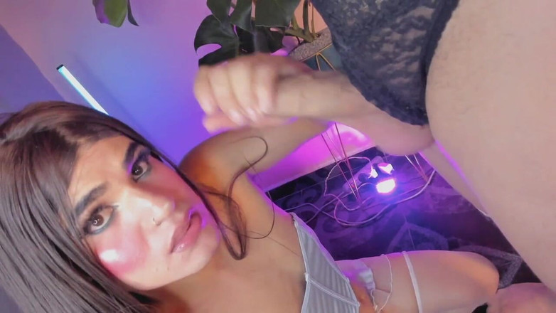 Bella Duval: Sissy Bella ma seks w usta swojej przyjaciółki