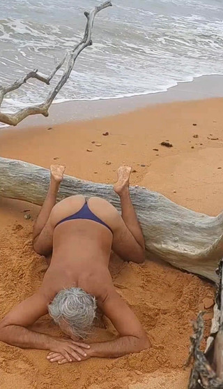 Ladysilvas: Ladysilva si cewek nakal dengan bikini seksi di pantai!