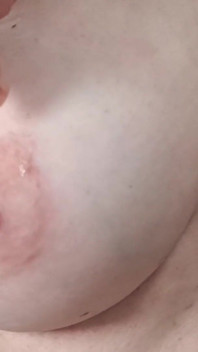 가슴에서 털을 뽑는 모습