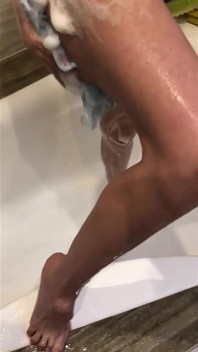 Una dea nuda nella doccia