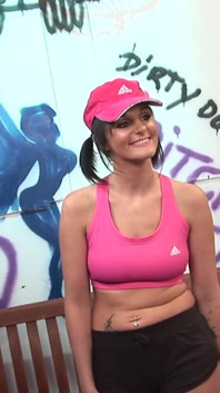 Lexi dengan zakar dalam pepeknya bergerak sensual