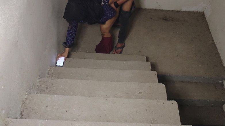 Faryal: Cewek ini dientot gaya doggy habis-habisan di tangga - nyepong kontol...