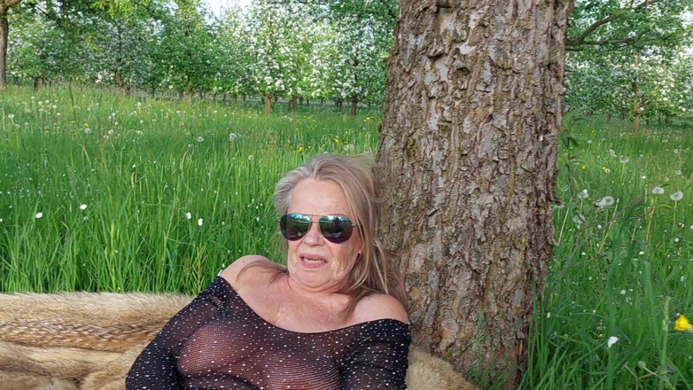 martinawest: Oma Wird Draußen Geil Masturbiert Und Schreit!