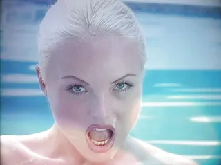 O mamă sexy blondă este futută de grădinarul negru lângă piscină