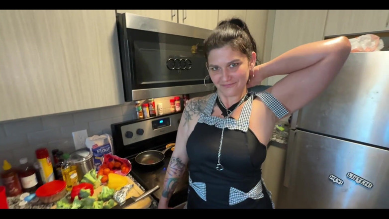 Psilo Siren: Kitchen Tease and Twerk