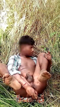 Gadis remaja india lagi asik masturbasi memeknya pakai timun raksasa di hutan