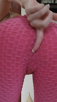 Sexy a super zpocená v růžové kombinéze